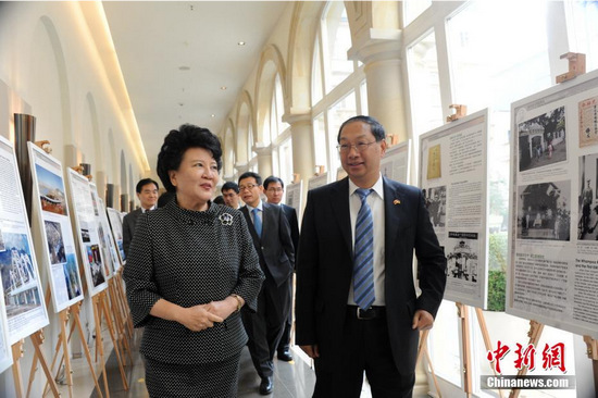 当地时间10月29日,中国国务院侨务办公室主任裘援平率国侨办代表团一行出席在法兰克福举行的德国侨界纪念孙中山诞辰150周年活动。图为裘援平(左)与中国驻德国大使史明德一同参观当天开幕的《孙中山与华侨华人》图片展。