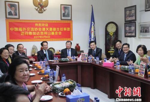 中国侨网率团访问印尼的中国海外交流协会副会长谭天星一行,访问了雅加达吉祥山基金会。林永传 摄