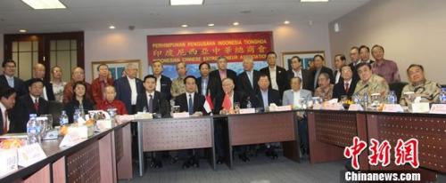 中国侨网2月7日，率团访问印尼的中国海外交流协会副会长谭天星，在印尼中华总商会与印尼华人社团领袖和代表欢聚一堂、联谊恳谈。林永传 摄