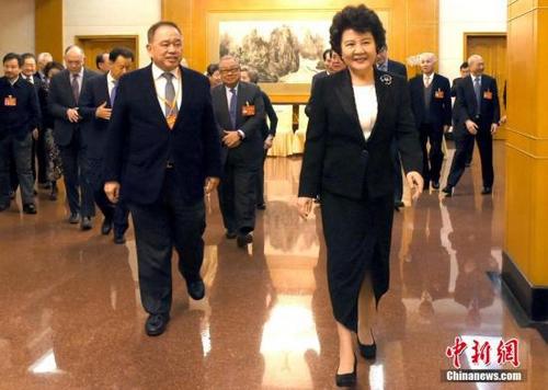 中国侨网3月11日,中国国务院侨办主任裘援平在北京会见部分出席十二届全国人大五次会议和全国政协十二届五次会议的港澳地区代表、委员。 中新社记者 张勤 摄