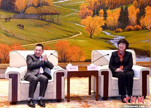中国侨网3月20日,中国国务院侨办副主任王晓萍(右)在北京会见法国法华工商联合会经贸考察团一行。 中新社记者 张勤 摄