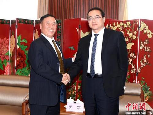 中国侨网4月10日，国务院侨务办公室副主任郭军(右)在北京会见了以刘卓华(左)为团长的美国香港总商会代表团一行。 中新社记者 张勤 摄