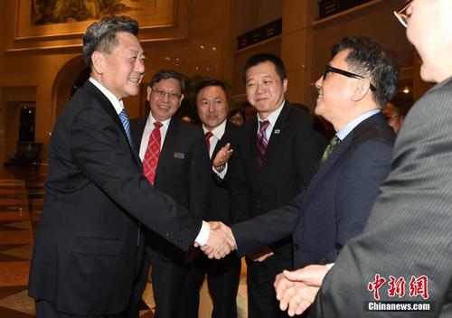 中国侨网4月18日，国务院侨务办公室副主任李刚在北京会见加拿大香港社团联合总会访问团一行。中新社记者 张勤 摄