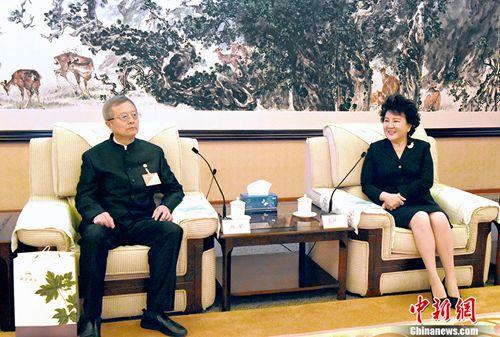 中国侨网5月23日,中国国务院侨办主任裘援平(右)在北京会见东部非洲中国和平统一促进会访问团。 中新社记者 张勤 摄