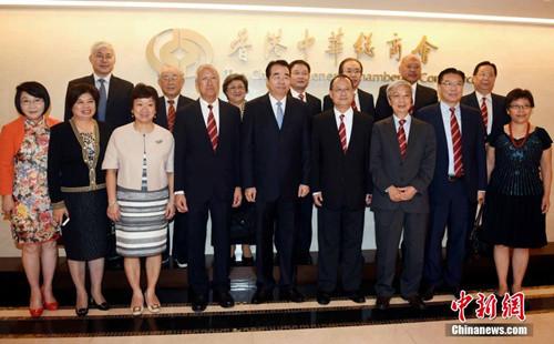 中国侨网7月3日,国务院侨办党组书记、副主任许又声到访香港中华总商会(中总)并进行座谈。图为许又声(中)与香港中华总商会会长蔡冠深(右四)等合影。中新社记者 谭达明 摄