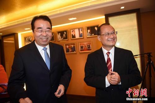 中国侨网7月3日,国务院侨办党组书记、副主任许又声(左)到访香港中华总商会时指出,中总作为爱国爱港坚强力量,为香港经济社会发展作出了重要贡献。当前,在促进国家经济发展、配合“一带一路”、粤港澳大湾区建设等国家发展大战略中,一定会继续发挥更大作用。中新社记者 谭达明 摄