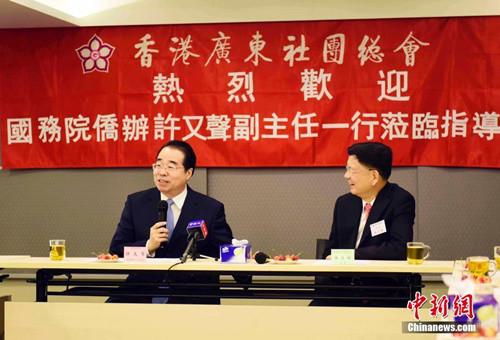 中国侨网7月4日,国务院侨办党组书记、副主任许又声(左)到访香港广东社团总会时指出,香港粤籍乡亲要紧紧抓住“一带一路”和粤港澳大湾区建设发展机遇,发展香港经济,切莫错失良机。香港广东社团总会主席梁亮胜(右)对许又声的到访表示感谢。中新社记者 徐冬冬 摄