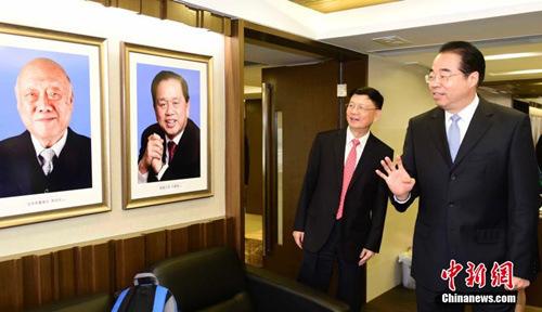 中国侨网7月4日,国务院侨办党组书记、副主任许又声(右)到访香港广东社团总会。中新社记者 徐冬冬 摄