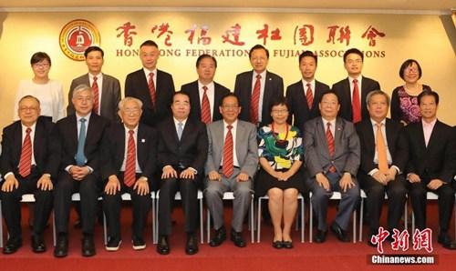 中国侨网7月4日,国务院侨办党组书记、副主任许又声(前排左四)到访香港福建社团联会。香港福建社团联会主席吴良好(右五)欢迎许又声一行的到访。中新社记者 谢光磊 摄