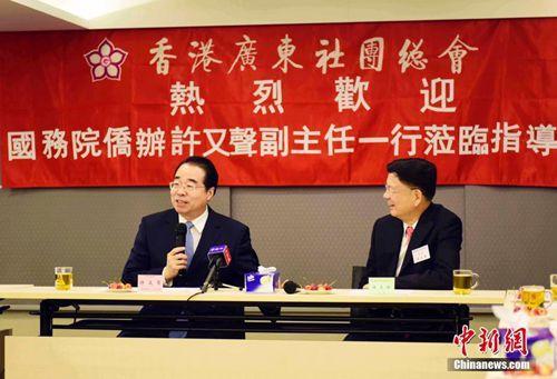 中国侨网资料图:7月4日,国务院侨办党组书记、副主任许又声(左)到访香港广东社团总会。中新社记者 徐冬冬 摄