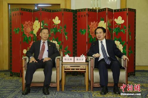 中国侨网7月26日,国务院侨办副主任谭天星在北京会见以菲律宾菲华联谊总会理事长陈文辉为团长的菲律宾菲华联谊总会访问团一行。中新社记者 盛佳鹏 摄
