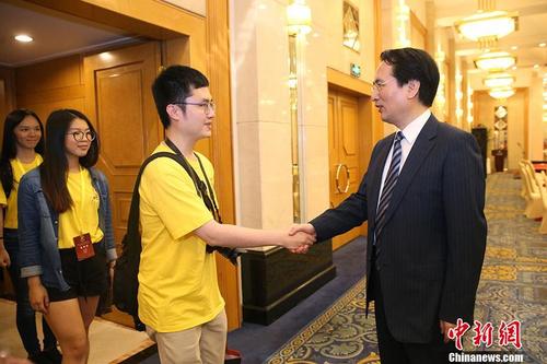 中国侨网7月26日,国务院侨务办公室副主任谭天星在北京会见加拿大华裔青少年“中国寻根之旅”夏令营全体营员。 中新社记者 韩海丹 摄