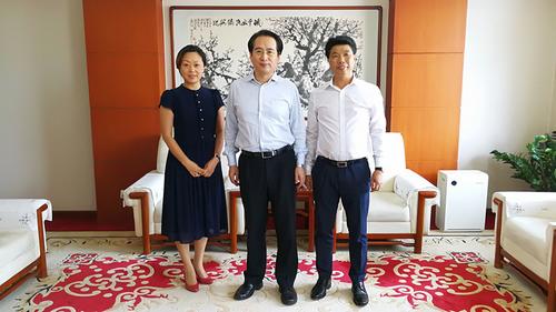 中国侨网7月31日,中国国务院侨办副主任谭天星(中)在北京会见匈牙利匈中长城友好协会中方主席曹和平(右)。