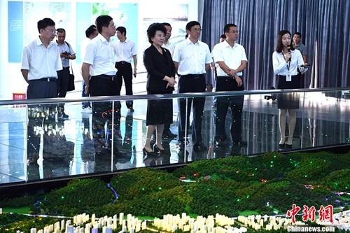 中国侨网9月10日下午,国务院侨务办公室主任裘援平赴福建“侨梦苑”调研,考察“侨梦苑”建设情况,走访了数字福建(长乐)产业园滨海新城等园区,并与相关负责人座谈。图为裘援平主任走访数字福建(长乐)产业园滨海新城等园区。 中新社记者 王东明 摄