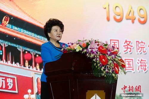 中国侨网9月29日,中国国务院侨务办公室、中国海外交流协会在北京举行招待会,庆祝中华人民共和国成立68周年。图为国务院侨办主任裘援平在招待会上致辞。 中新社记者 李慧思 摄