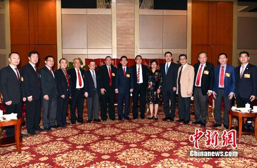 中国侨网10月17日，中国国务院侨办副主任郭军在北京会见了菲律宾菲华各界联合会访华团一行。 张勤 摄