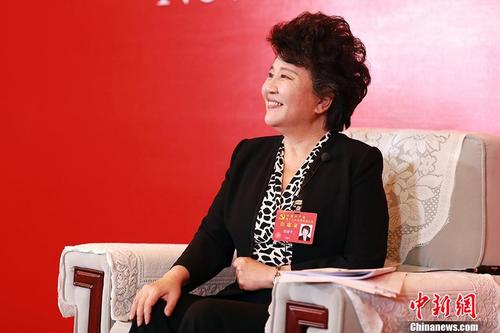 中国侨网10月22日,中共十九大代表、国务院侨务办公室主任裘援平在十九大新闻中心接受媒体集体采访。 中新社记者 盛佳鹏 摄