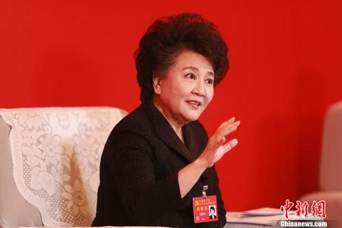 中国侨网10月23日,中共十九大代表、国务院侨务办公室主任裘援平在十九大新闻中心接受中外媒体集体采访。 中新社记者 盛佳鹏 摄