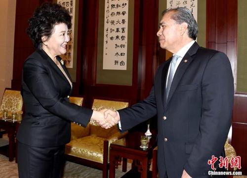 中国侨网10月27日，国务院侨务办公室主任裘援平在北京会见智利内政部国际调查局前副总局长阿尔弗雷多·张·周一行。 中新社记者 张勤 摄