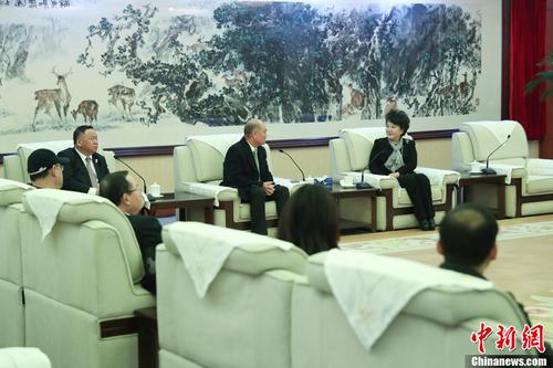 中国侨网11月20日，中国国务院侨办主任裘援平在北京会见了巴拿马总统访华团的华人成员一行。中新社记者 盛佳鹏 摄