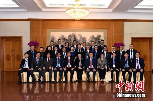 中国侨网12月5日，中国国务院侨办主任裘援平在北京会见米兰侨界联合会长考察团一行。 张勤 摄
