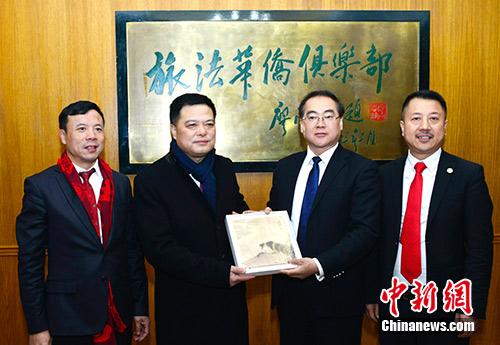 中国侨网郭军（右二）走访法国华侨华人会。 中新社记者 龙剑武 摄