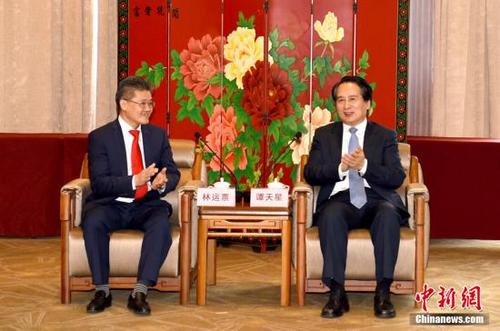 中国侨网3月13日,中国国务院侨务办公室副主任谭天星在北京会见荷兰文成同乡会访问团一行。中新社记者 张勤 摄