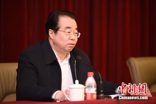 中国侨网3月23日下午,国务院侨办召开全办干部大会,办党组书记许又声传达习近平总书记在党的十九届三中全会第二次全体会议上的重要讲话精神和《深化党和国家机构改革方案》,对国侨办机构改革进行动员部署。 侯宇 摄