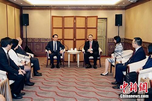 中国侨网5月21日,澳门特别行政区行政长官崔世安在澳门会见中央统战部副部长谭天星等前来出席“澳门全球传媒产业发展大会2018”的嘉宾。中新社记者 钟欣 摄