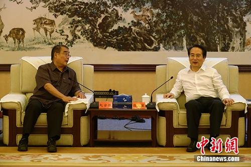 中国侨网8月9日，中央统战部副部长谭天星在北京会见了“第十二届华人学者台湾问题研讨会”与会学者。 中新社记者 周乾宪 摄