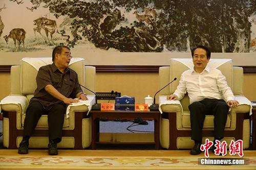 中国侨网8月9日,中央统战部副部长谭天星在北京会见了“第十二届华人学者台湾问题研讨会”与会学者。 中新社记者 周乾宪 摄