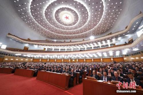 中国侨网3月11日，全国政协十三届二次会议在北京人民大会堂举行第四次全体会议。中新社记者 盛佳鹏 摄 