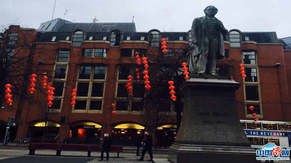 英国曼彻斯特街头飘“年味儿”