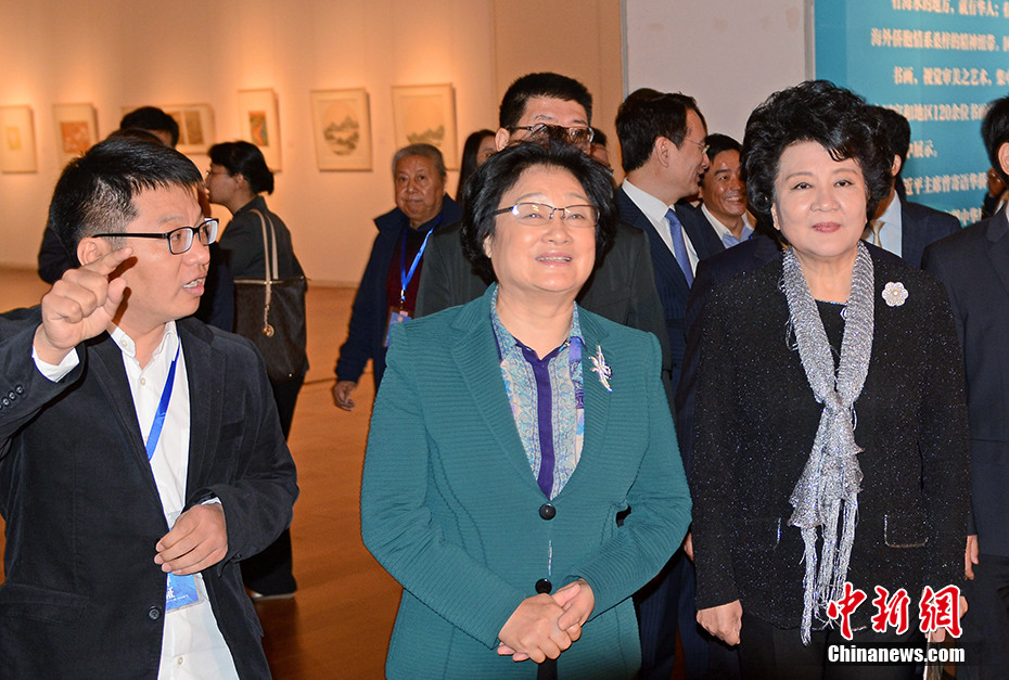 全国政协副主席李海峰参观书画展