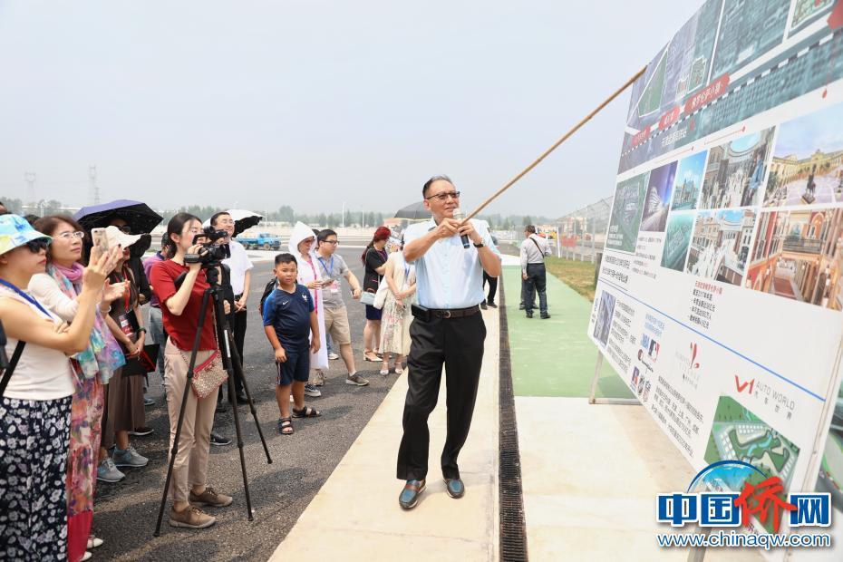 海外华媒代表采访爱国侨领李学海