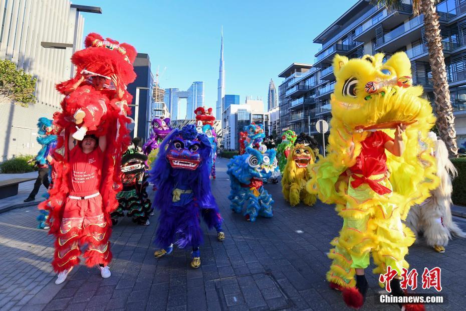 迪拜举行“欢乐春节”大巡游迎中国新年