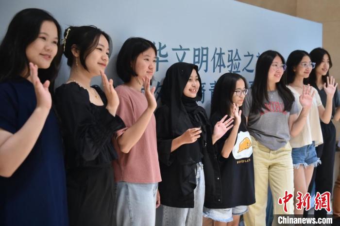 百余名华裔青少年抵京：倦容难掩笑容 语言难述激动