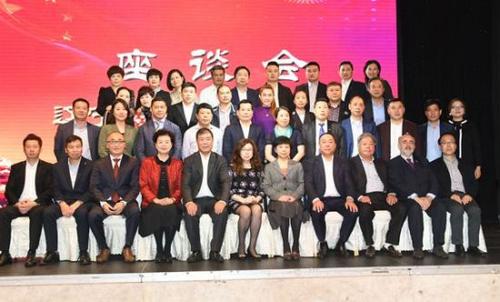 中国侨网辽宁省侨联代表团和米兰侨团负责人合影。(意大利《欧联网》/胡志炼 摄)
