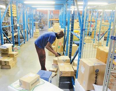 中国侨网南非约翰内斯堡的一家takealot配送仓库内，工作人员正在清点货物。本报记者 吕 强摄 