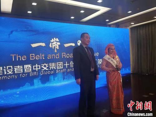 中国侨网中交集团为外籍十佳员工颁奖 周锐 摄