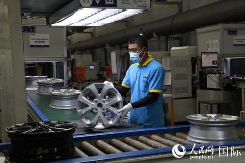 中国侨网新泰车轮公司积极发展属地化,泰国员工达80%以上。图为泰籍员工在汽车轮胎生产线上工作。人民网记者孙广勇摄