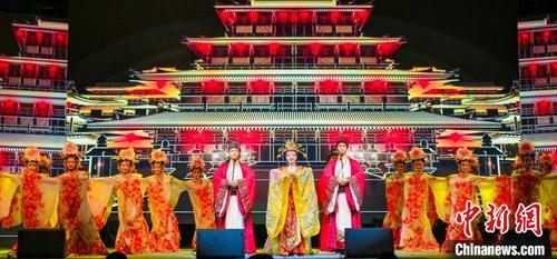 中国侨网8月30日晚，由甘肃省演艺集团歌舞剧院创排演出的主题乐舞《相约千年》在兰州上演，为期一个月的2020年黄河之滨艺术节主场地演出活动落幕。　甘肃省演艺集团供图