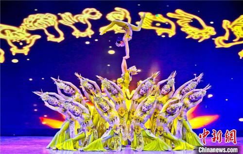 中国侨网图为甘肃演艺集团敦煌艺术团（省杂技团）的演员们表演《千手观音·女子柔术》。该剧将软功技巧和敦煌舞姿完美结合，带来了一场美轮美奂的视听盛宴。　王将　摄