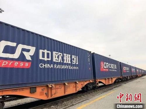 中国侨网资料图：二连浩特口岸运行的中欧班列。　梁晓虹　摄
