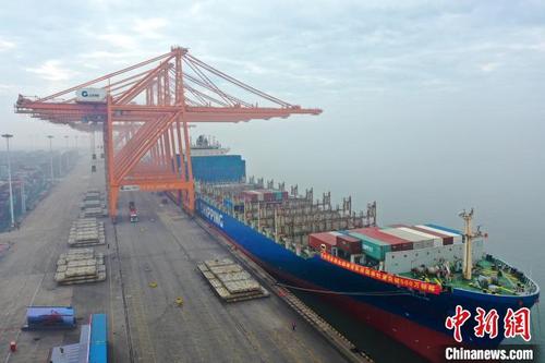 中国侨网图为广西北部湾港停靠的班轮。　俞靖　摄