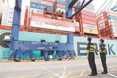 中国侨网深圳实施出口货物“抵港直装”通关模式,优化口岸营商环境。
