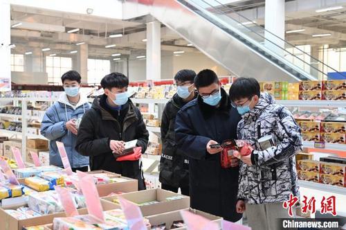 中国侨网图为郑州市区商超内,市民购买进口年货。 栗璋鹏 摄