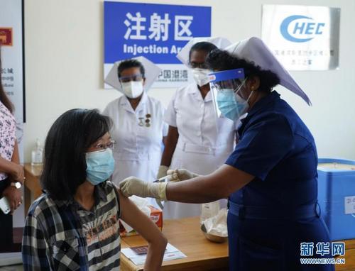中国侨网4月5日，在斯里兰卡科伦坡港口城疫苗接种点，一名中国公民接种疫苗。新华社记者 唐璐 摄