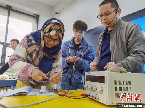 中国侨网图为米娜在上实训课,模拟电子称重装置的制作和调试。 周燕玲 摄