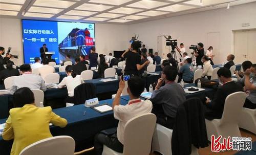 中国侨网图为推进“一带一路”建设互联互通高端会议现场。 河北日报记者 郝东伟摄